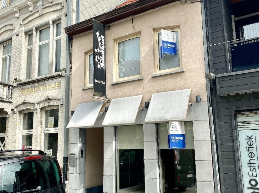 Welkom in deze instapklare woning, ideaal gelegen in het centrum, nabij het mooie marktplein. Dankzij deze vernieuwde infrastructuur geniet je van een