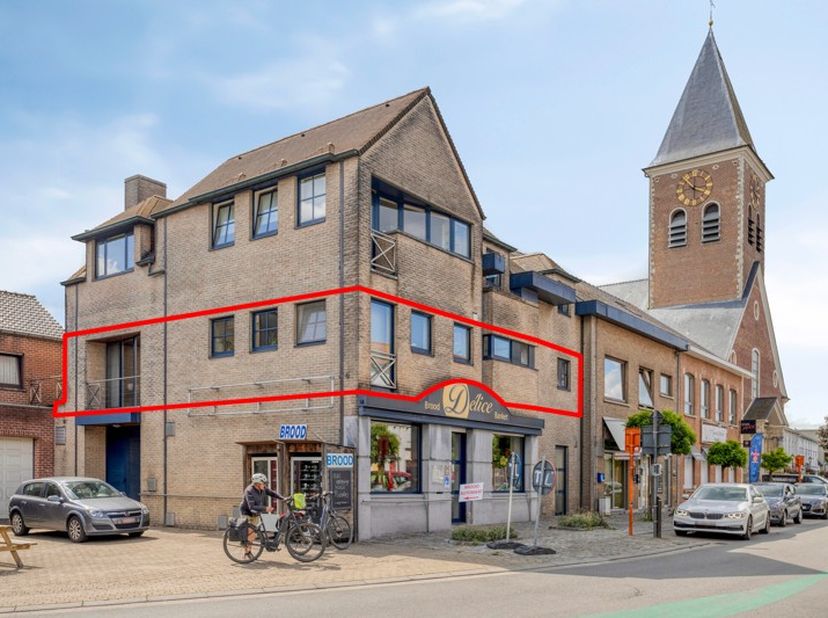 Ben je op zoek naar een instapklaar appartement met karakter én comfort? Ontdek dit prachtig gelegen appartement op de eerste verdieping van een tradi