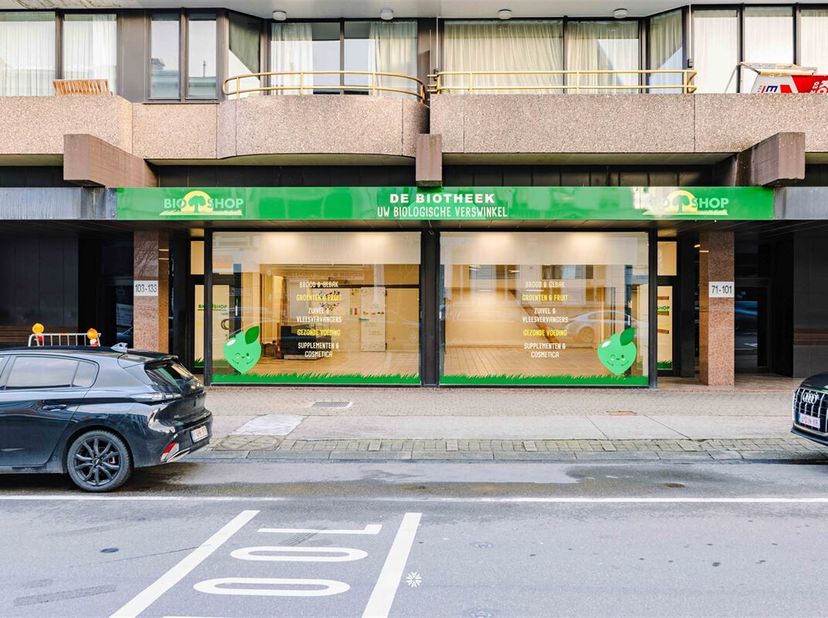 Op zoek naar een uitstekend gelegen handelspand in het centrum van Sint-Niklaas? Deze commerciële ruimte met een totale oppervlakte van 194 m² biedt t