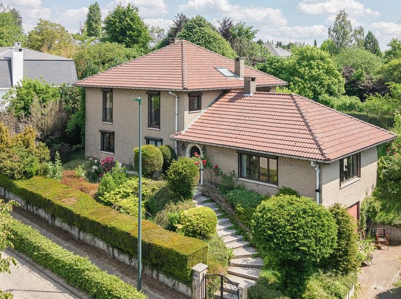 Maxime Real Estate vous présente une maison 4 façades a remettre au gout du jour avec un beau jardin privatif +/- 450m².&lt;br /&gt;
Elle se situe dans un q
