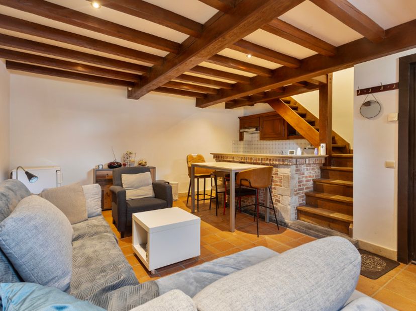 Tussen het weelderige groen van Kluisbergen bevindt zich deze gezellige woning, een charmant toevluchtsoord voor wie houdt van authenticiteit en eenvo