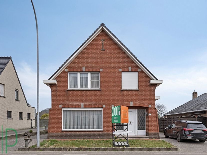 Vrijstaande woning met tuin en garage nabij het centrum van Dessel.&lt;br /&gt;
Deze woning heeft volgende indeling:&lt;br /&gt;
- Kelder: Ideaal voor extra opber
