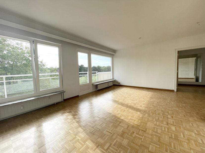 WATERMAEL-BOITSFORT, ideaal gelegen vlakbij Herrmann-Debroux en aan de rand van Oudergem, helder APPARTEMENT (1Ch/1Sdb) van ± 80 m² volledig gerenovee
