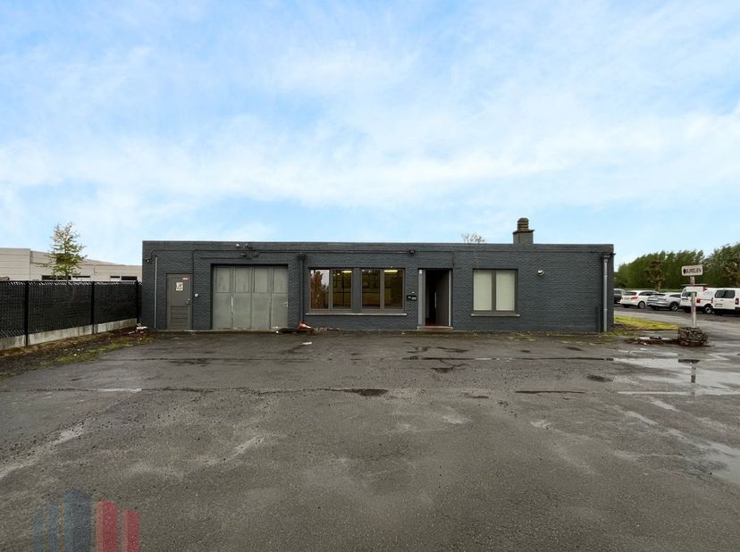 Vlot bereikbaar magazijn op amper 650 m van de E17 met een oppervlakte van 575 m² te huur in Beervelde.  Het magazijn is uitgerust met een kantoor, sa