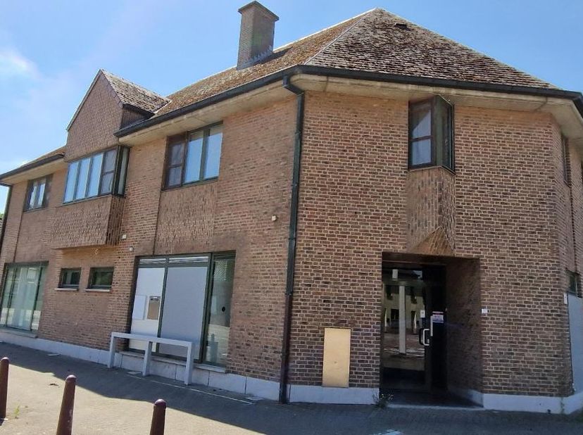 Welgelegen HANDELSWONING, open bebouwing,  op 8 are 97 ca, met parking en tuinzone (gazon) in centrum van Boutersem.  &lt;br /&gt;
Dit goed omvat: Kantoren: