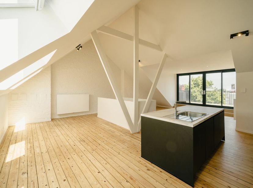 Dit volledig gerenoveerde duplex penthouse appartement is ideaal gelegen tussen het Flagey plein en de Louizalaan. Het heeft een bruto vloeroppervlak