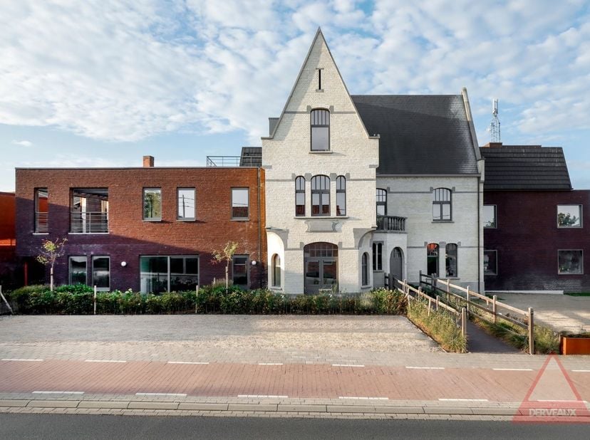 Deze lichtrijke appartement is gelegen in de Stationstraat. Dankzij de gunstige ligging bevinden tal van dagelijkse voorzieningen zoals een slagerij,