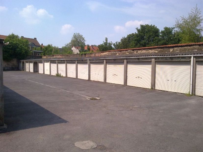Garagebox gelegen in de Veldstraat kan Sint Antoniuskerk. Om de hoek ben je onmiddellijk aan de Veemarkt/K in Kortrijk en in het centrum van Kortrijk.