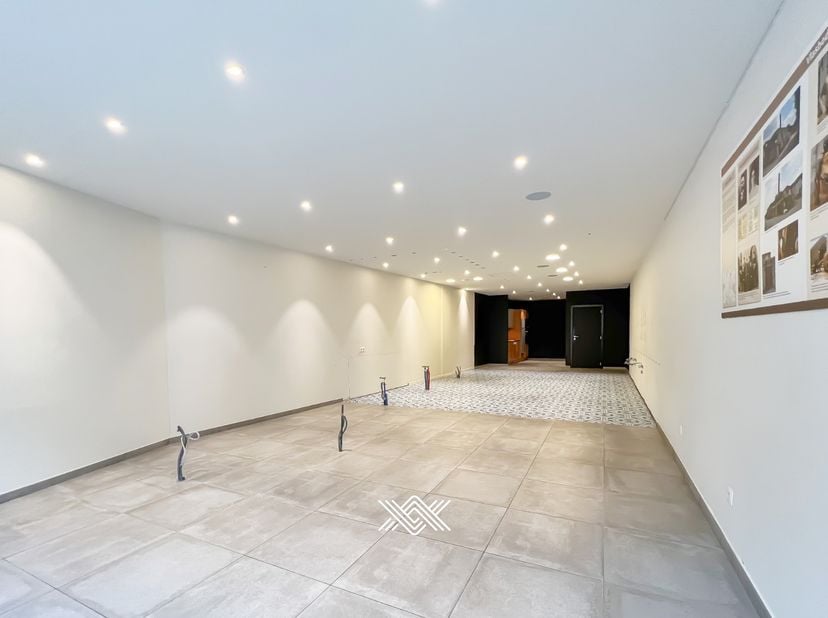 Deze handelsruimte van 88 m², gelegen in Residentie Evita in de Lostraat, biedt een combinatie van zichtbaarheid, functionaliteit en duurzaamheid. Dan