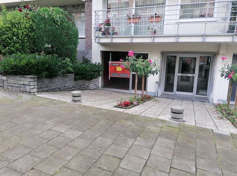 Nabij Prins van Luik en Boulevard Edmond Machtens in een rustige residentiële buurt: Mooie winkelruimte of te gebruiken als kantoor, ideaal voor vrije