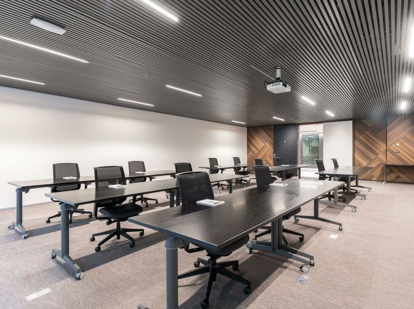 Bij Spaces bieden we prachtig ontworpen werkplekken voor bedrijven van elke grootte, ook als het maar voor één persoon is. Kies een vaste werkplek in