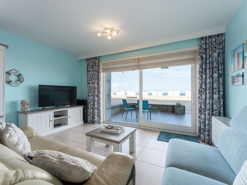 Aangenaam hedendaags ingericht appartement op het gelijkvloers, gelegen op de zeedijk.  Er is  gebruik gemaakt van tijdloze materialen. Indeling: inko