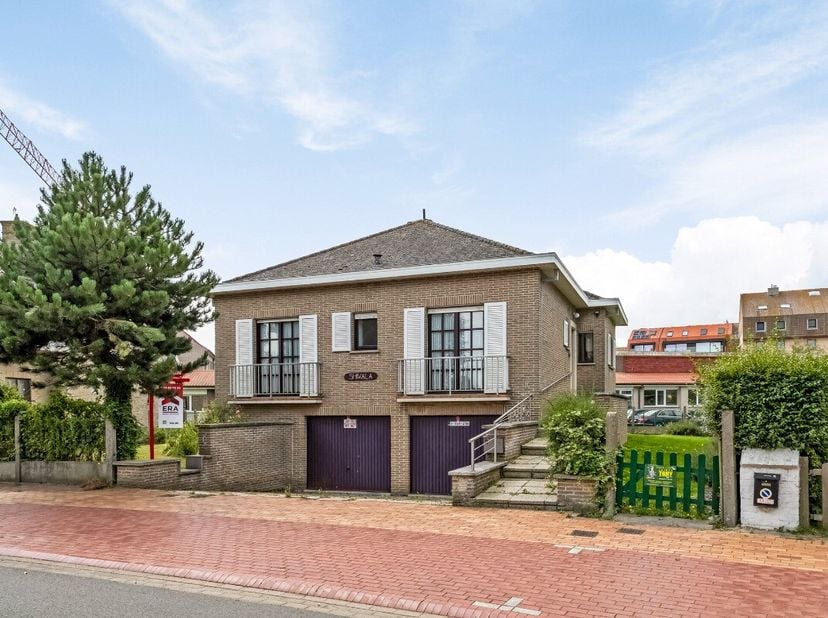 Wenduine: Lichtrijke, te renoveren woning gelegen op een toplocatie in Wenduine. Deze charmante villa biedt tal van mogelijkheden. De woning is uitger