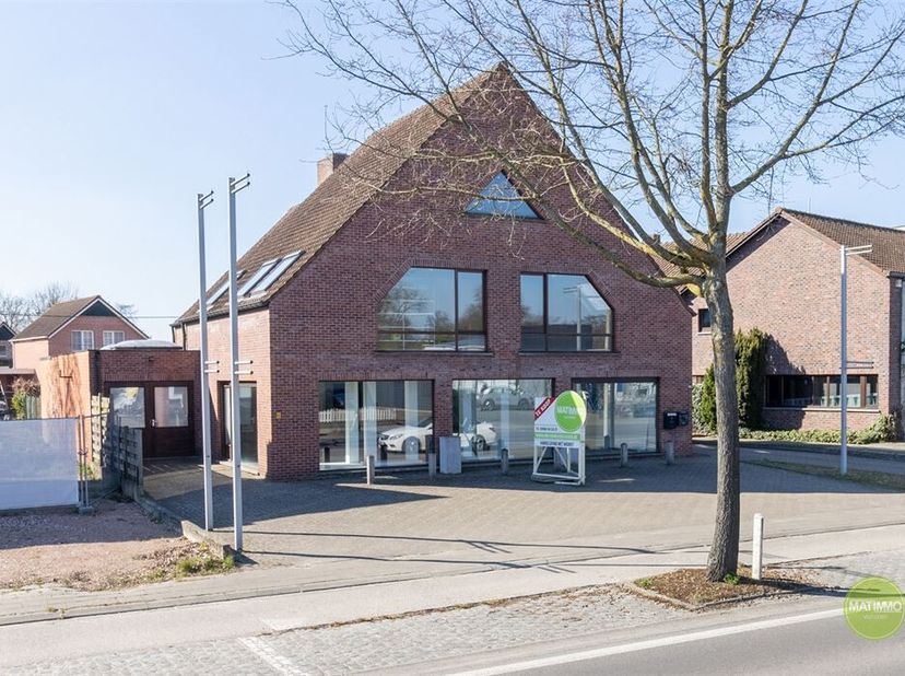 Propriété commerciale unique avec logements spacieux dans un emplacement de choix à Mol&lt;br /&gt;
Sur un emplacement commercial de premier ordre avec une