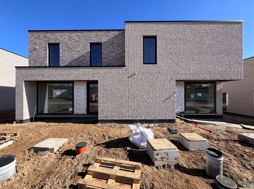 Uitgevend op natuurgebied, nabij de dorpskern van het landelijke Korbeek-Dijle en met een perfecte verbinding naar zowel Leuven als Brussel en andere