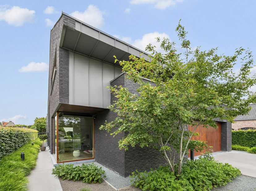 Exclusieve, luxueuze villa met perfecte ligging en hoogstaande afwerking&lt;br /&gt;
In een rustige, doch centrale omgeving vindt u deze prachtig onderhoude
