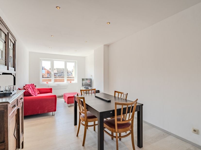 Dit instapklaar 2-slaapkamerappartement te koop is gelegen op de tweede verdieping van een kleinschalige residentie langs de Eduard Hammanstraat te Oo