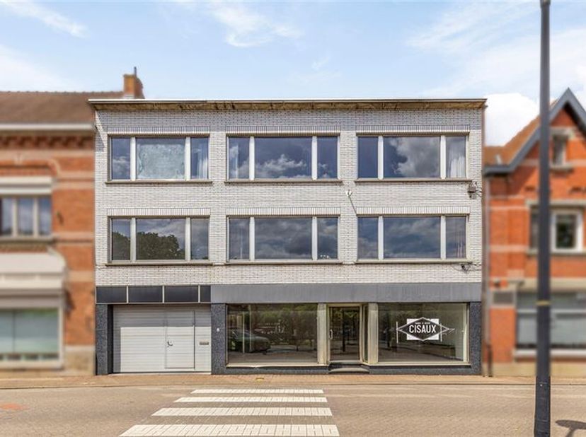 Midden in de dorpskern van Rillaar, op goede ligging vlak tegenover een openbare parking, vind je deze opbrengsteigendom met veel potentieel. Het gebo