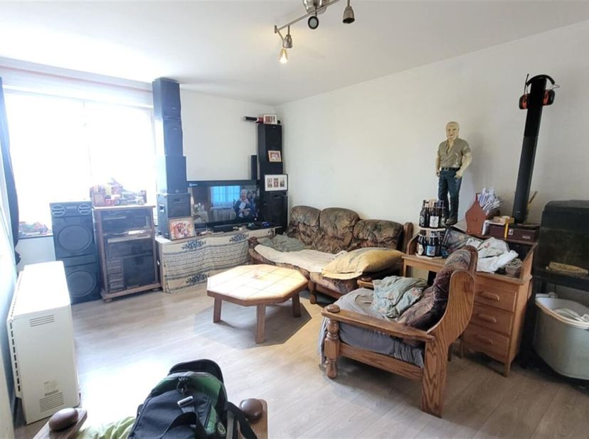 Bel appartement 2 chambres situé au 1er étage d&#039;un petit immeuble.&lt;br /&gt;
On retrouve : un hall d&#039;entrée,  un wc, dans le prolongement : un séjour ouve