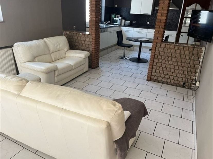 Nous vous proposons cette charmante maison située à Carnières proche de toutes commodités ! &lt;br /&gt;
Cette charmante maison est constituée d&#039;un salon, d