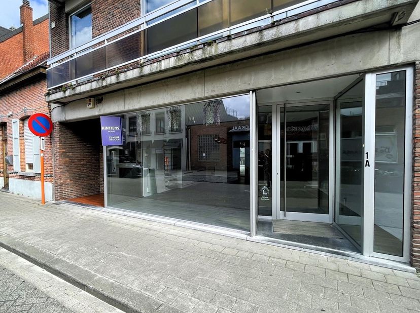 Deze goed gelegen handelsruimte biedt een uitstekende kans voor uw bedrijf om te gedijen. Met een ruime indeling en een grote etalage biedt deze ruimt