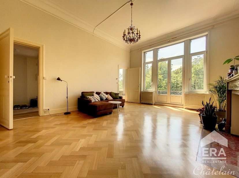 Dicht bij het Parc Cinquantenaire in Etterbeek biedt ERA Châtelain dit 1-slaapkamer appartement met bureau te huur aan! Dit pand bestaat uit een licht