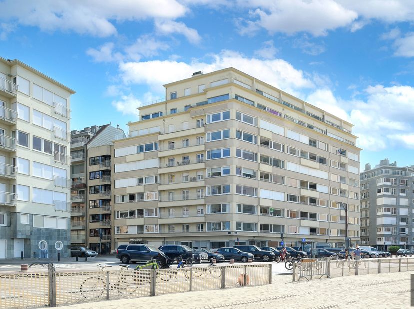 Appartement dangle exclusif avec vue panoramique sur la mer  Duinbergen.&lt;br /&gt;
Situé le long de la prestigieuse Digue à Duinbergen, cet appartement da