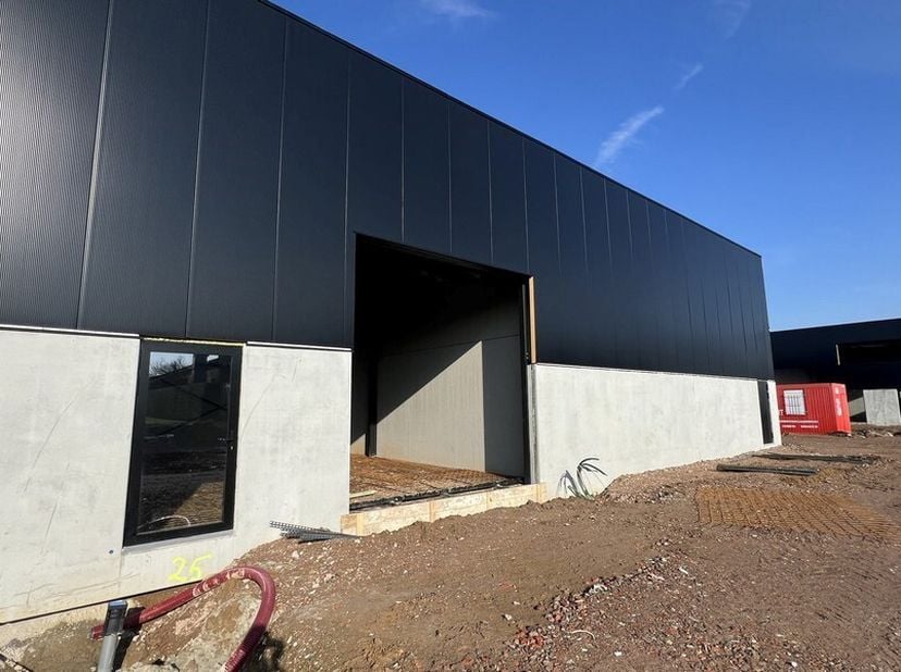 161m² magazijn met 1 parking in modern en kwalitatief bedrijvenpark&lt;br /&gt;
Ligging:  in de Atomveldstraat in Haaltert,  vlakbij N45 met vlotte verbindi