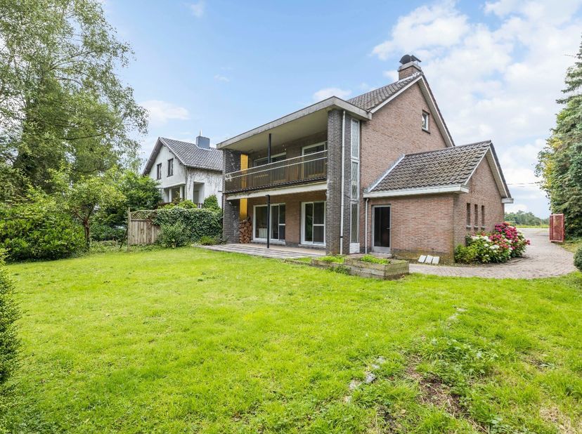 Ben je op zoek naar een ruime woning met karakter op een royaal perceel in een groene omgeving? Dan is deze open bebouwing met een perceel van 1886 m²