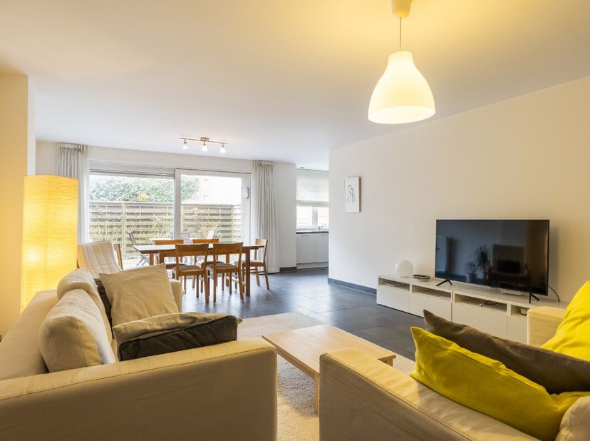La Panne : Appartement spacieux au rez-de-chaussée avec terrasse orientée au sud et place de parking privative ! Découvrez cet appartement spacieux si