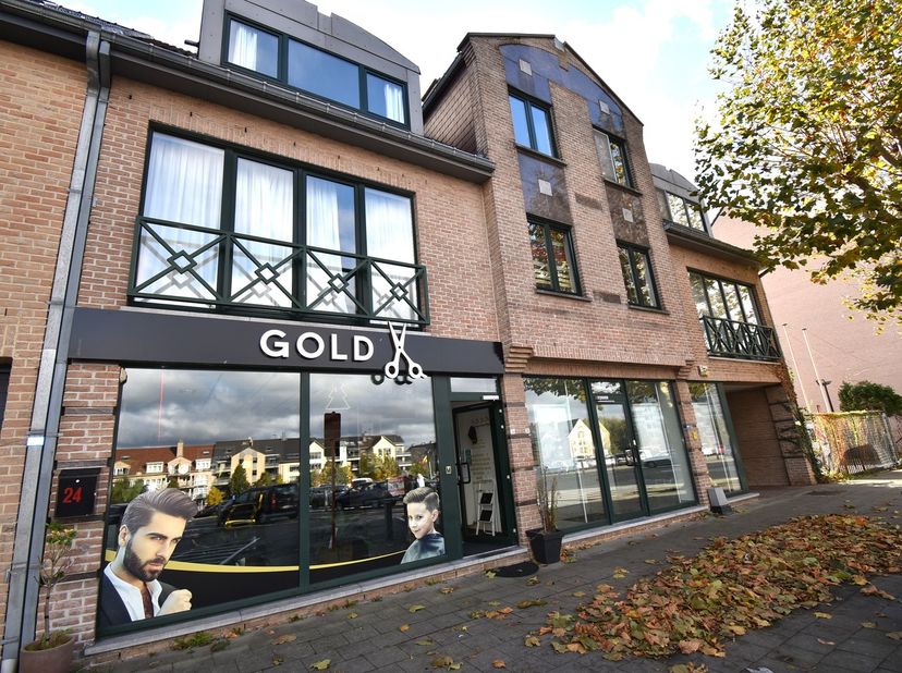 Goed gelegen handelspand te koop in Lanaken-centrum,&lt;br /&gt;
aan het Molenweideplein.&lt;br /&gt;
&lt;br /&gt;
Momenteel is het pand ingericht als kapsalon, keuken
