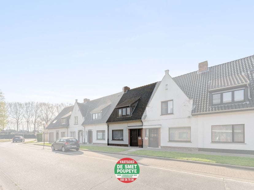 VRAAGPRIJS - Nabij de Damse vaart is deze woning met potentieel gelegen. Openbaar vervoer, supermarkten, centrum Brugge, liggen op fietsafstand alsook
