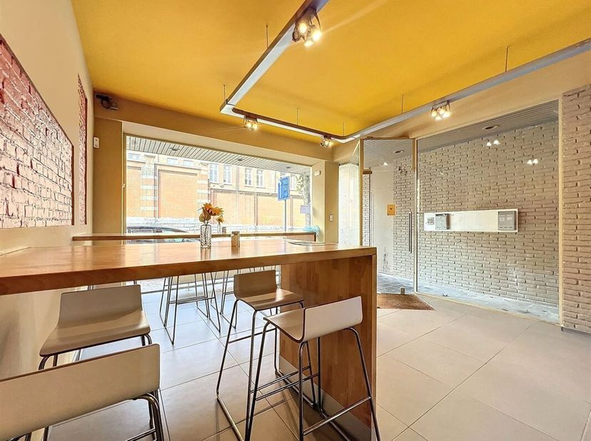 Elsene - Ideale locatie dicht bij alle voorzieningen - Schitterend gelijkvloers bedrijf van +/- 100m² met privé binnenplaats van +/- 20m² als volgt sa