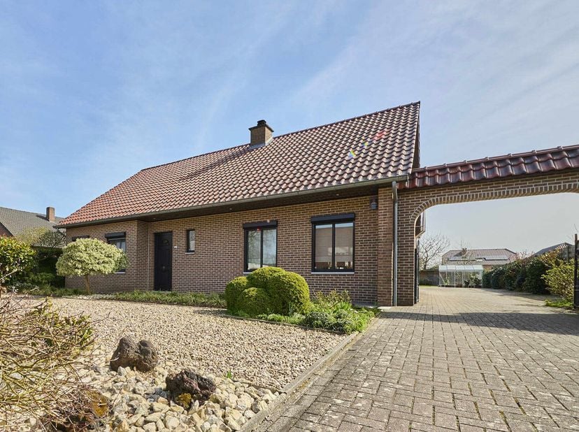 Deze riante en knap afgewerkte gezinswoning bevindt zich in een rustige woonstraat te Eksel op een steenworp verwijderd van de Nederlandse grens.&lt;br /