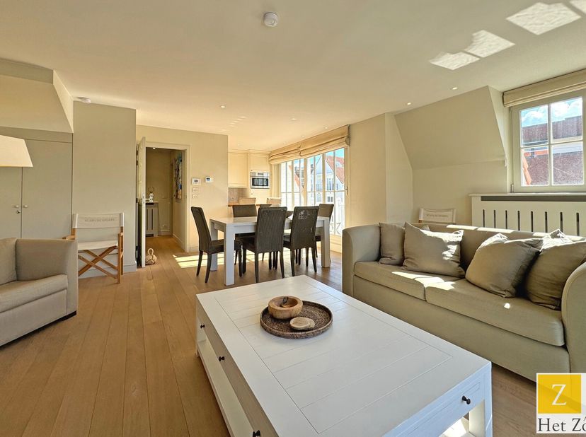 TE HUUR VOOR 11 MAANDEN VANAF 01/09/2025&lt;br /&gt;
Dit mooie duplexappartement, vlakbij het Albertplein en de Zeedijk-Het Zoute, combineert comfort en pra