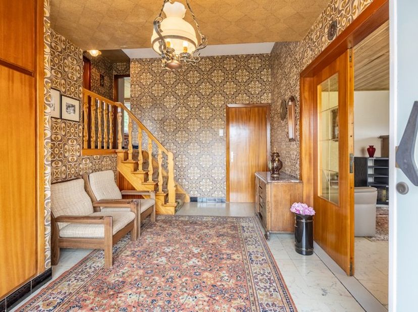 Voor wie op zoek is naar een rustig gelegen en gerieflijke 3-slaapkamerwoning met een retro-knipoog houden we halt in de Zandhoefstraat in Tervant.  D