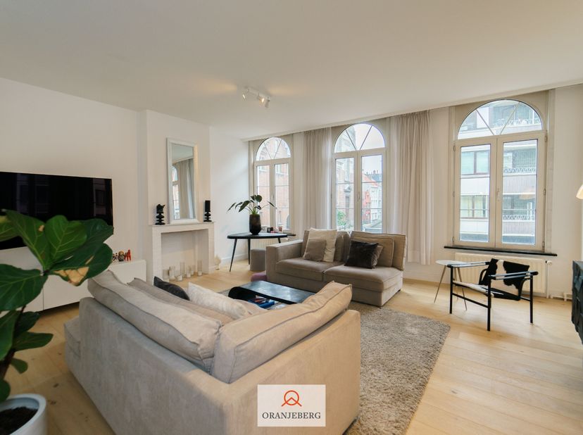 Deze prachtige triplex is gelegen te midden van de Oude Houtlei. Pal in het centrum van Gent nabij Sint-Michiels, Kouter… Op toplocatie!  Alle winkels