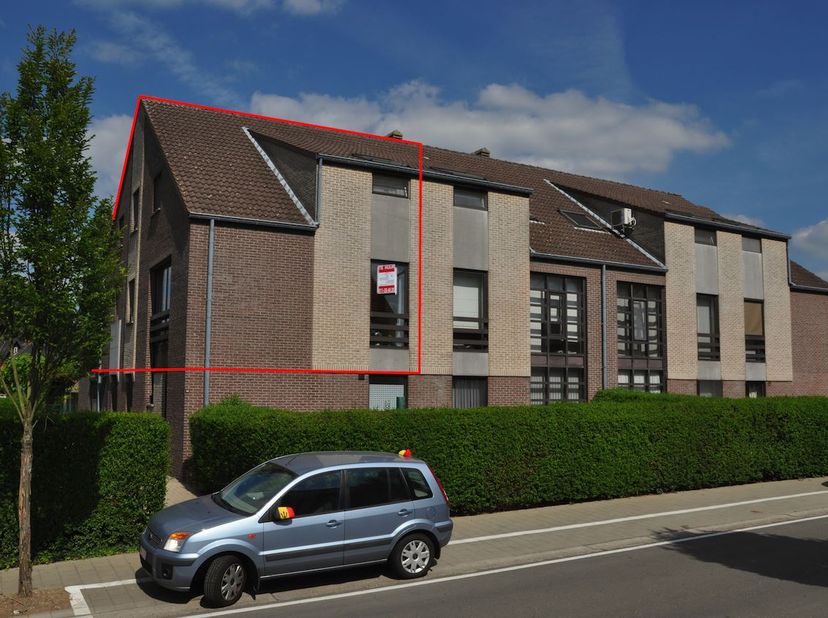 In de Bergstraat ligt dit rustig gelegen duplex-appartement met veel licht. Het appartement is verdeeld over de eerste en tweede verdieping van dit ge