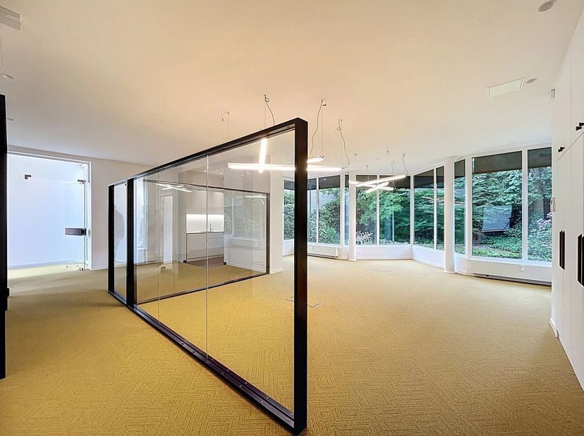Entre le Bois de la Cambre et la Place Saint-Job, sur la chaussée de Waterloo, au 1ER étage d&#039;un petit immeuble, superbe bureau de ±125m² entièrement