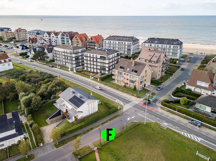 De Haan, een pittoreske badplaats aan de Belgische kust, staat bekend om zijn historische architectuur en uitgestrekte zandstranden. Deze charmante pl
