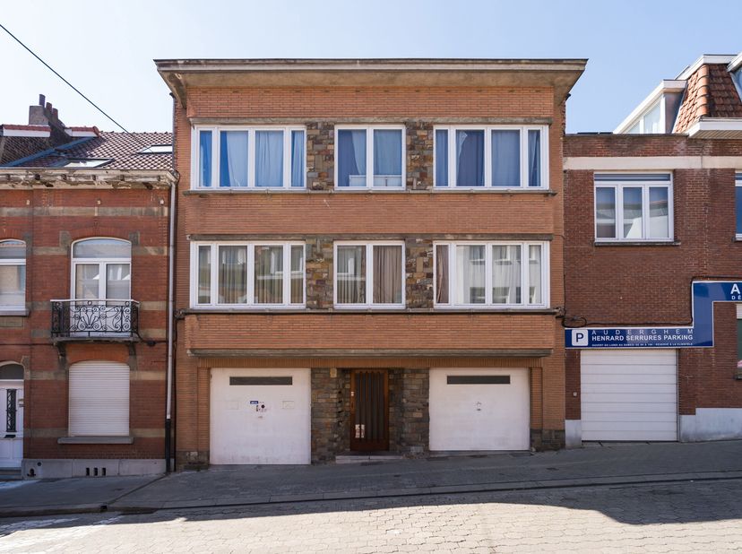 AUDERGHEM bij Delta, VERSLAGGEBOUW bestaande uit 4 appartementen (type 1bed/1bath of studio), kelders en 2 garageboxen. In goede structurele staat maa