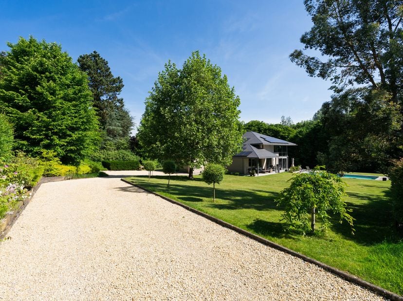 Rhode-st-Genèse, in de zeer gewilde wijk Astrid, schitterende VILLA (5CH/2SDB) ontworpen door architect Serra di Migni en gelegen op een perceel van 3