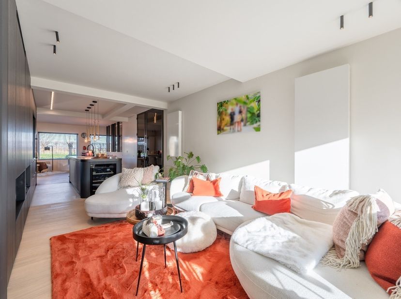 Belle maison individuelle rénovée avec goût dans un emplacement de premier choix dans la rue Kalf à Knokke.&lt;br /&gt;
Disposition : Hall d&#039;entrée avec toi