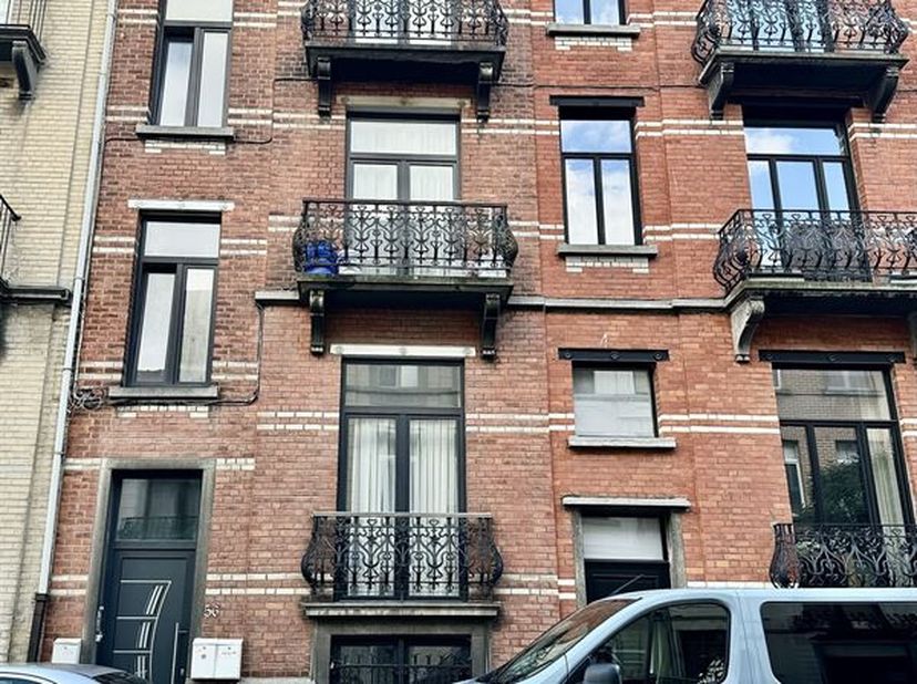 Laeken, à proximité de toutes commodités - Belle maison de +/- 190m² avec cour actuellement aménagée au  sous-sol d&#039;un appartement de +/- 39m² compren