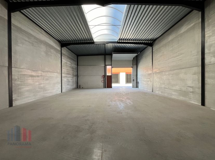 Cette toute nouvelle unité PME de 210 m² est stratégiquement située à seulement 2 km de la R4. L&#039;emplacement offre un accès rapide aux principales art