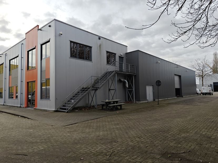 Op zoek naar een strategisch gelegen KMO-unit met magazijn en kantoorruimte? Dit polyvalente bedrijfsgebouw aan Satenrozen 20 in Kontich biedt een ide