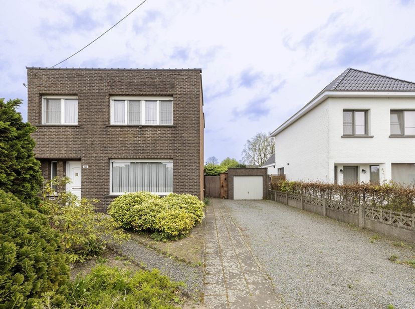 Te renoveren woning met 3 slpk, garage en tuin gelegen in een rustige straat.&lt;br /&gt;
Indeling GLV: inkomhal; woonkamer en eetkamer; geïnstalleerde keuk
