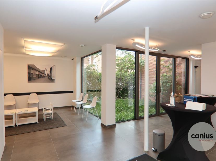 IMMEUBLE DE BUREAUX AVEC SALLES DE PRATIQUE DANS UN EMPLACEMENT DE CHOIX&lt;br /&gt;
Cet immeuble indépendant se trouve à Sint-Agneshof à Saint-Trond. Il s&#039;