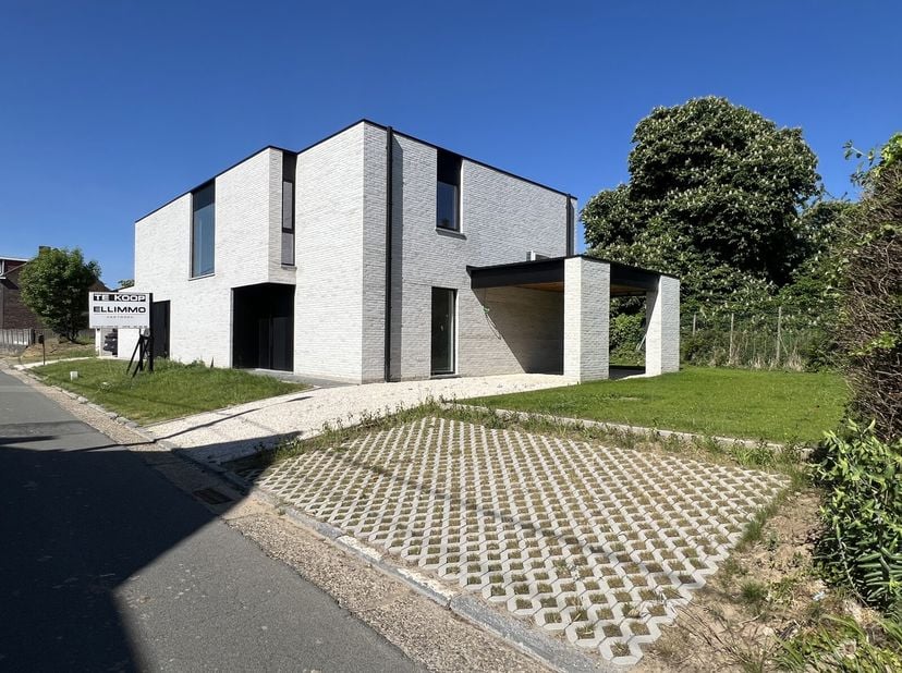 Splinternieuwe, moderne gezinswoning gegoten in een tijdloze architectuur met letterlijk alles erop en eraan gelegen op een schitterend west georiënte