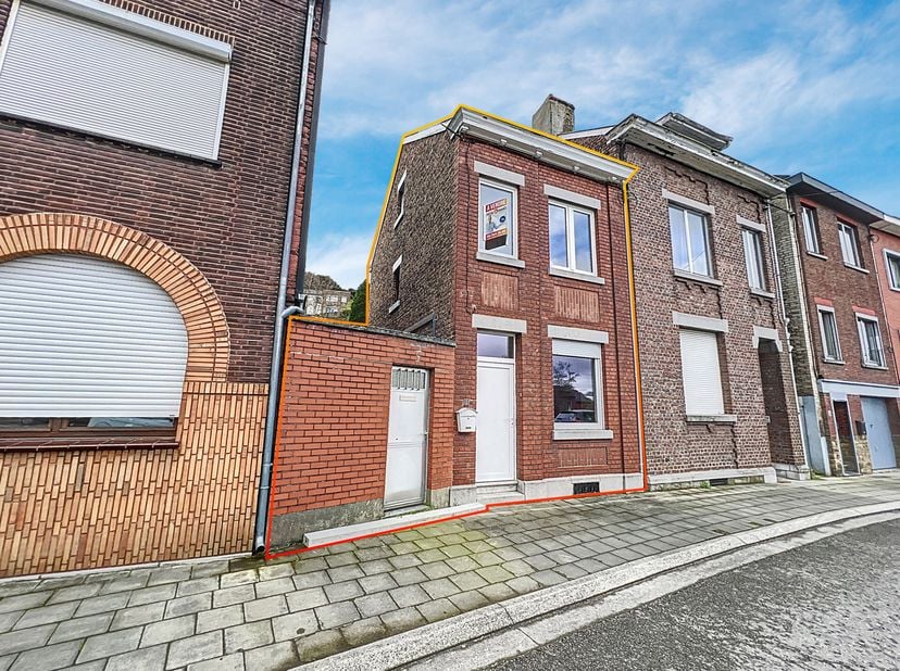 Le bureau Nigel IMMO a le plaisir de vous présenter cette maison 3 façades à rénover, d&#039;une superficie totale de 133 m² nichée sur une parcelle de 147